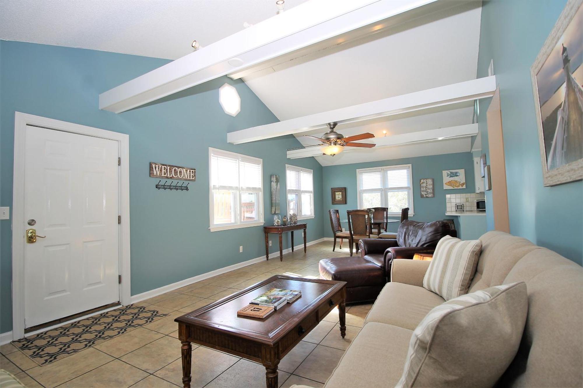 Salty Shack Unit C - Salty Shack - Dog Friendly Home - Across From The Beach - Central Location! Folly Beach Room photo