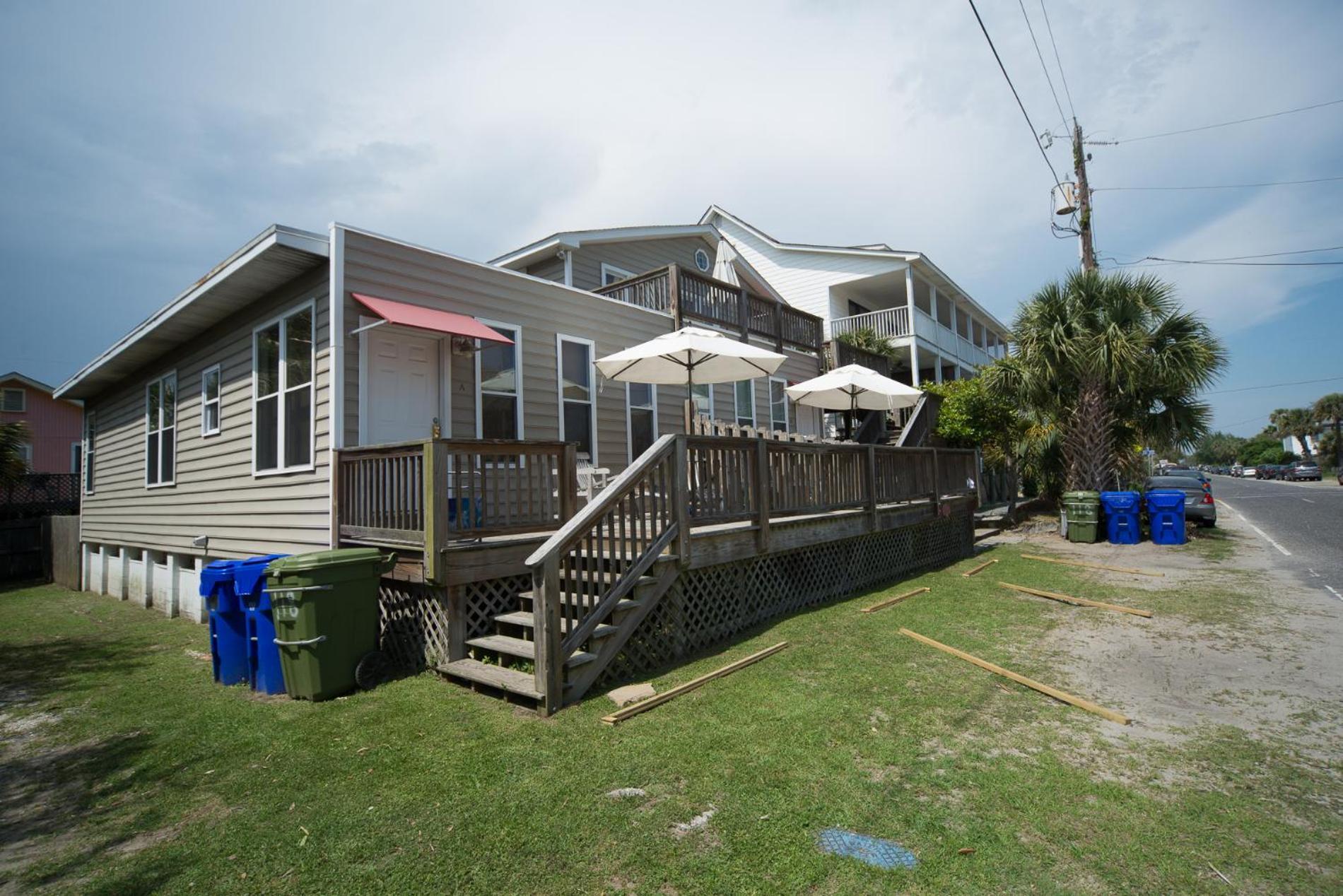 Salty Shack Unit C - Salty Shack - Dog Friendly Home - Across From The Beach - Central Location! Folly Beach Room photo